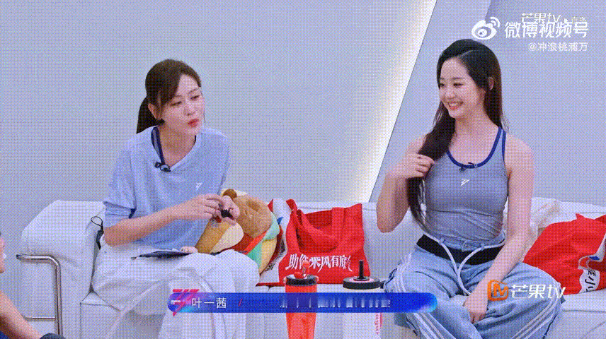 在浪姐看到了女性彼此扶持的样子浪姐直播直播里能明显看出陈凯琳有点怯场，身边每位姐
