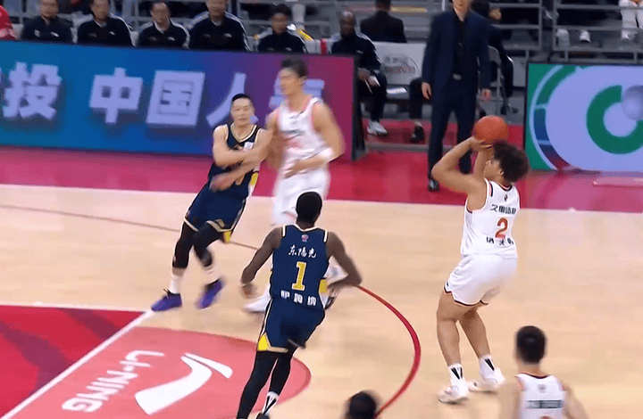 宏远今天防守也不在线，这几个反击防的，退防都对不上人。洛夫顿龟速运球过半场，半天