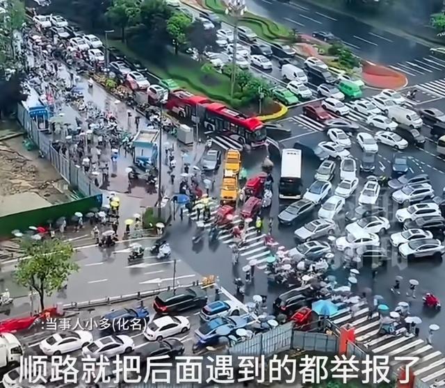 他举报的92次违停里，有我们被堵住的生活
9天，92次举报。

当这个数字出现在