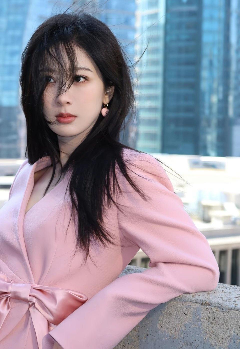 杨紫💜 杨紫机场粉西装造型 💜杨紫apm活动美丽瞬间 

女王就是如此权威?