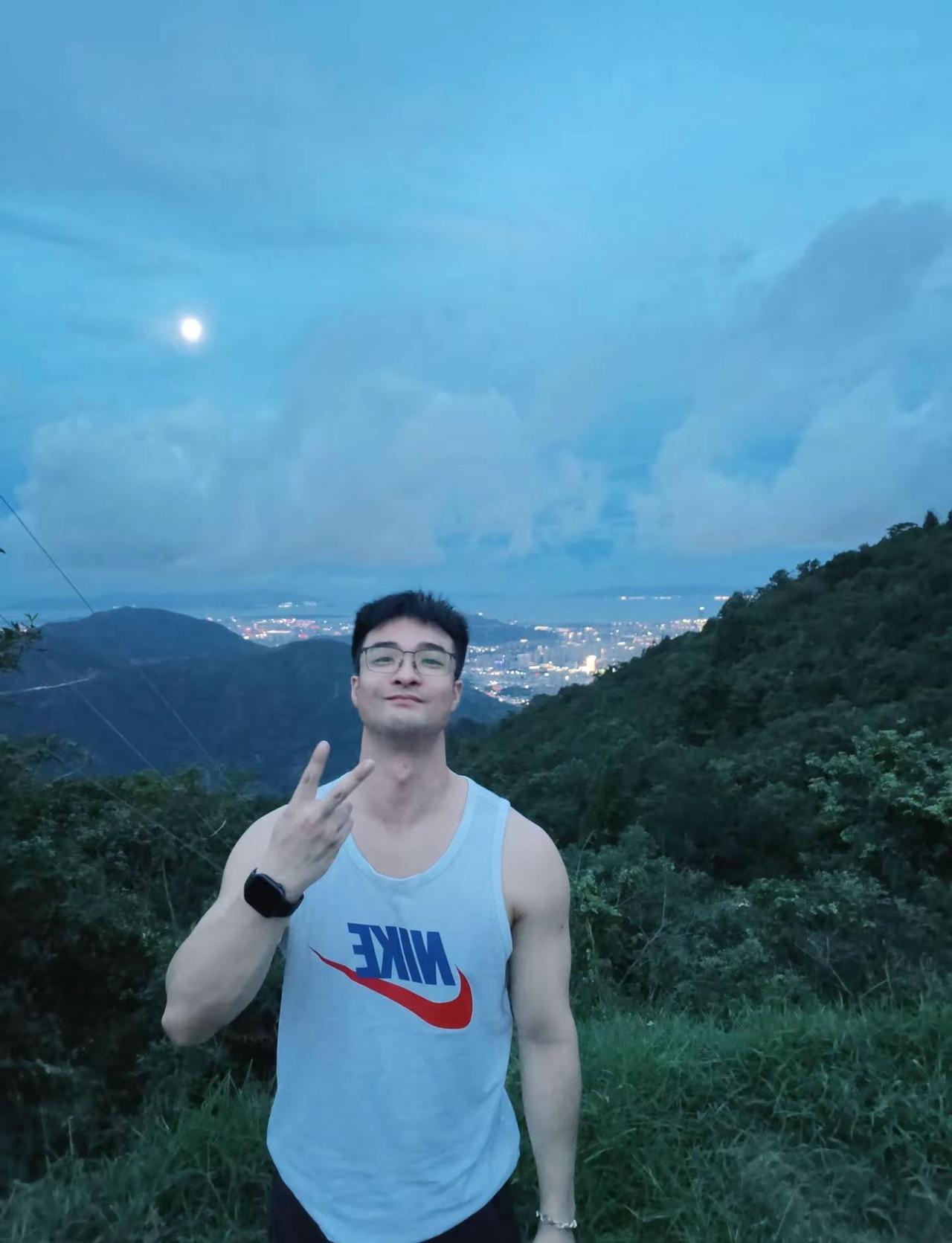 时光贯通回响，搭建往返的桥梁！ 年少的玩伴，每次把我们一起带回高考完的暑假！夏夜