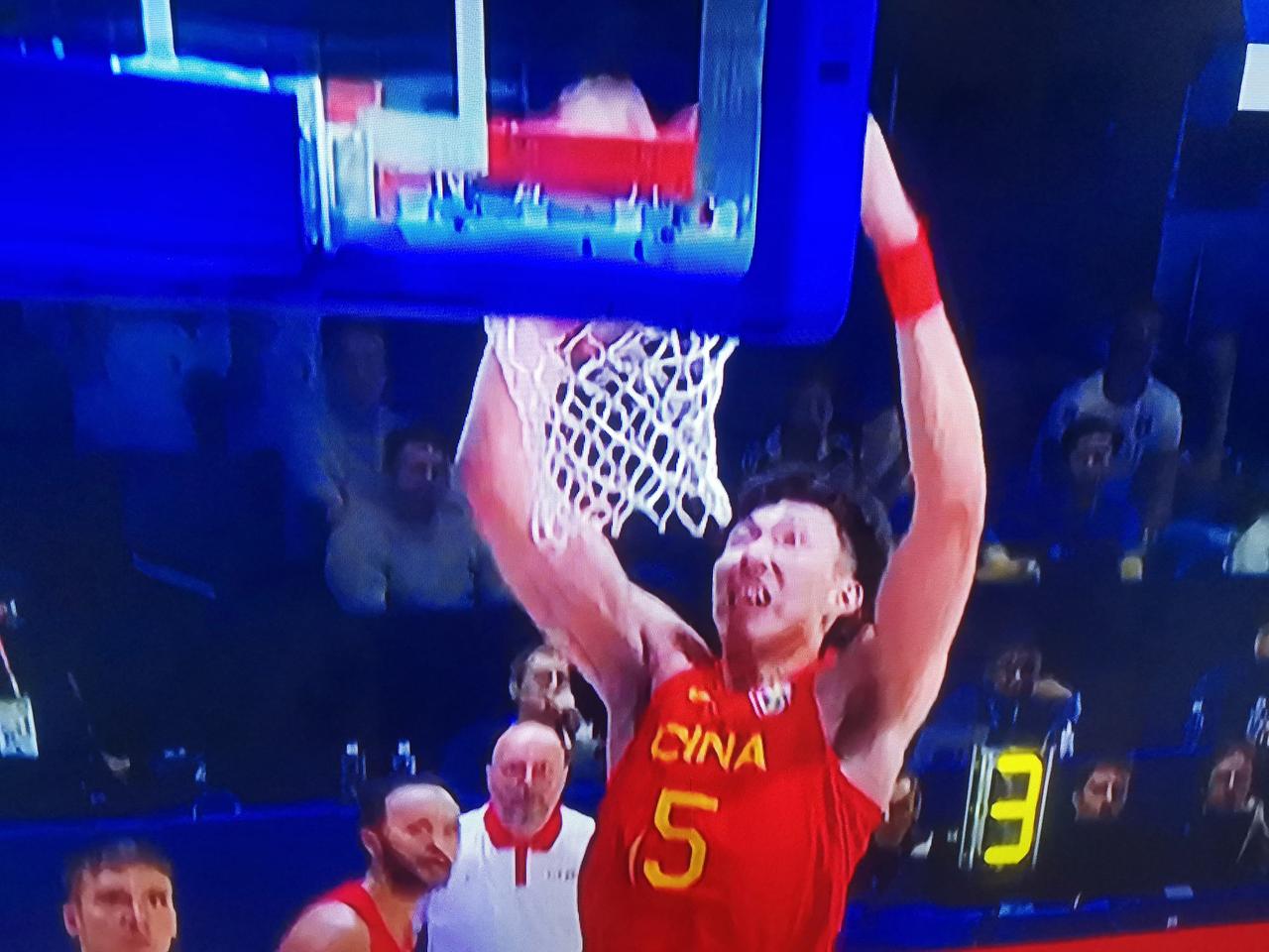 中国男篮2023年第一场世界杯小组赛与塞尔维亚比赛结束，63：105惨败，输了4
