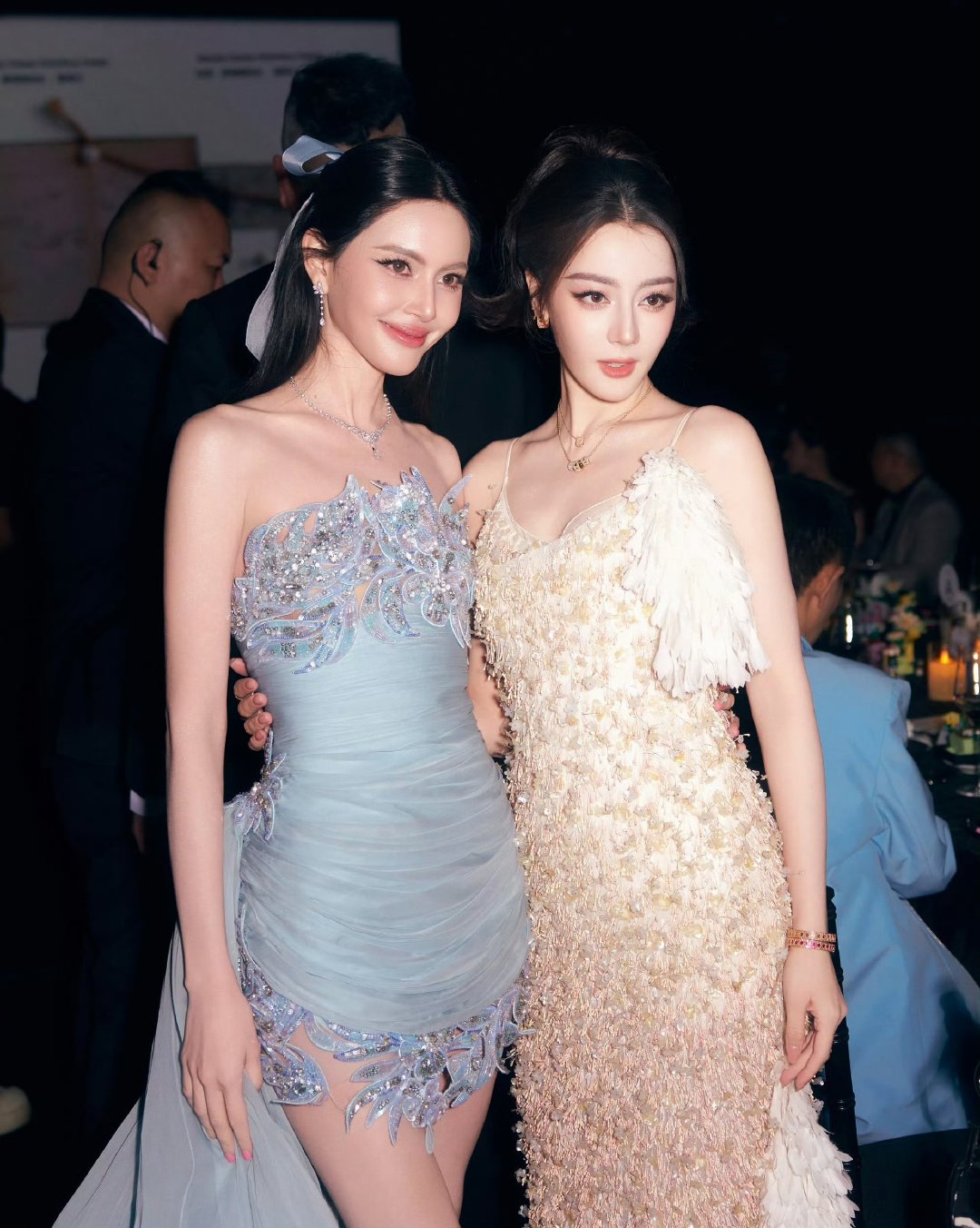 Mai叫迪丽热巴MyangelMai发了和迪丽热巴合影  [女孩儿] ​ ​​​