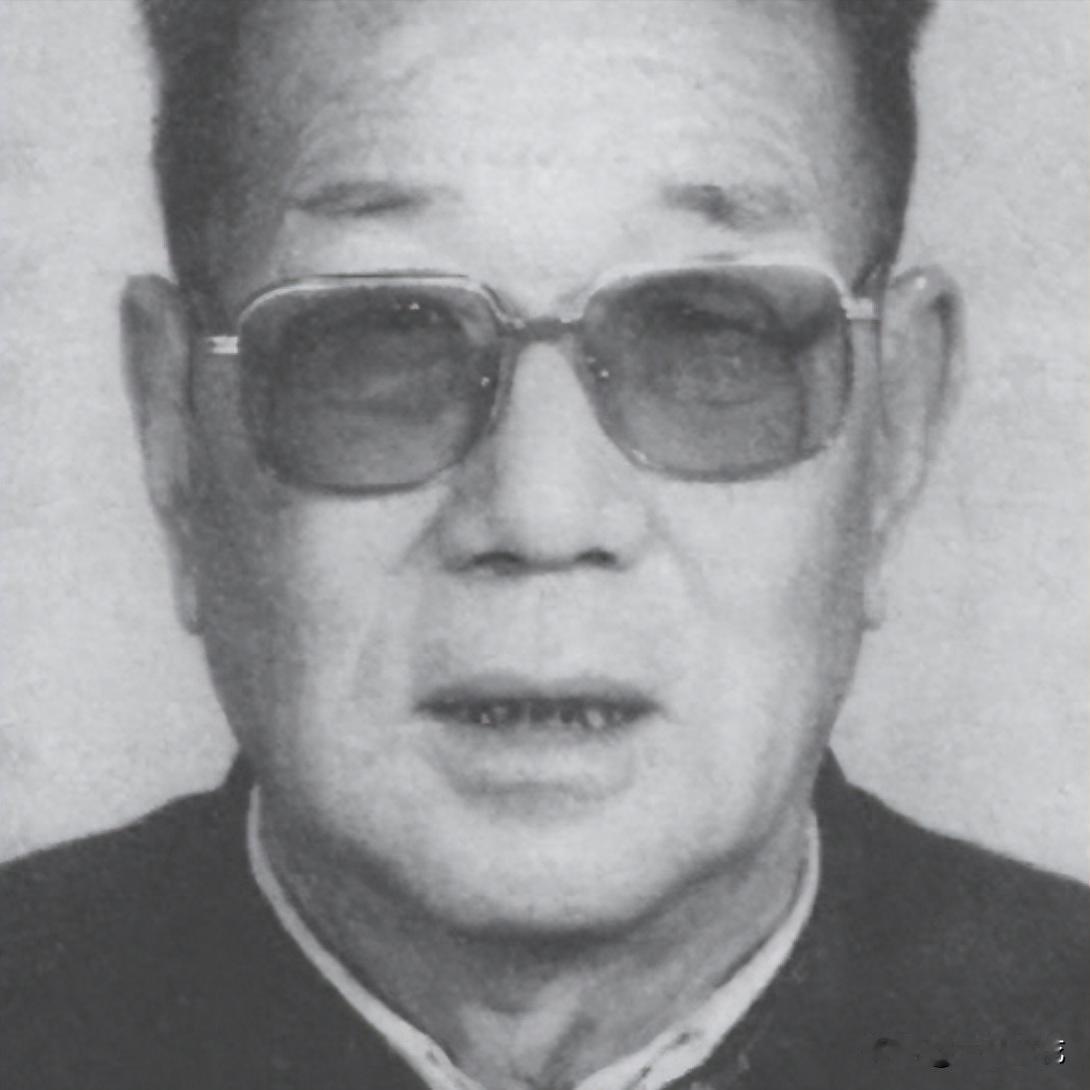 1950年台湾地下党遭灭顶之灾，他的妻子供出了所有人，这个男人却钻进坟地把自己活