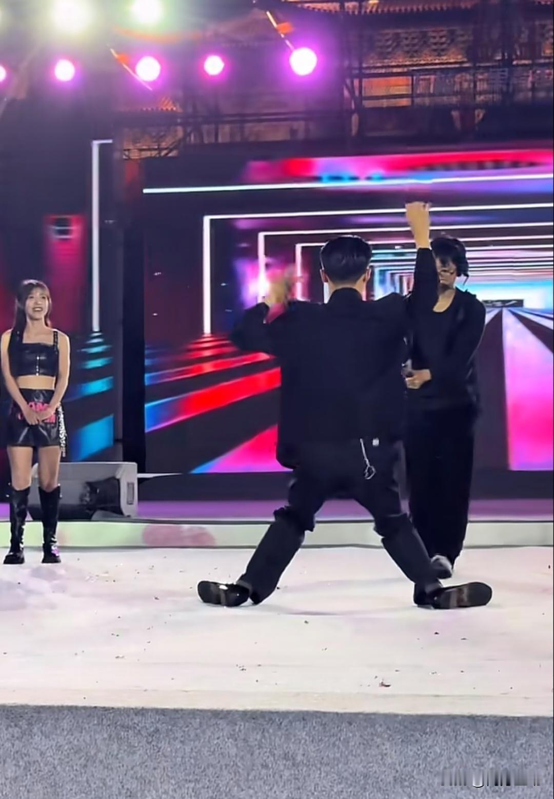 郭有才确实有才，并且还是真才、大才。近日他对着镜头来了一段机械舞，关节卡点那叫一