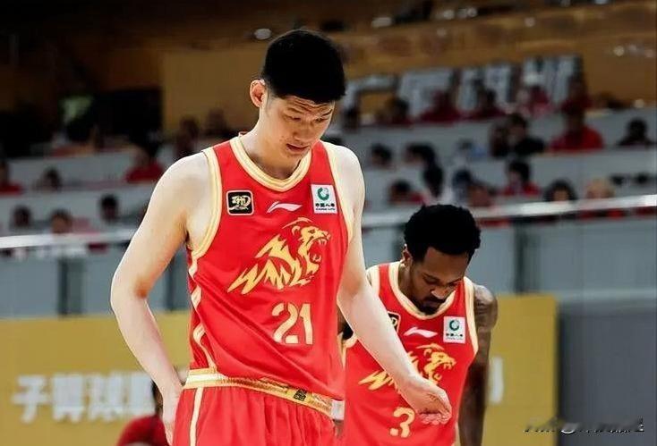 浙江广厦上半场以50-58落后上海久事！
1.不太争气，浙江广厦回到主场更不会打