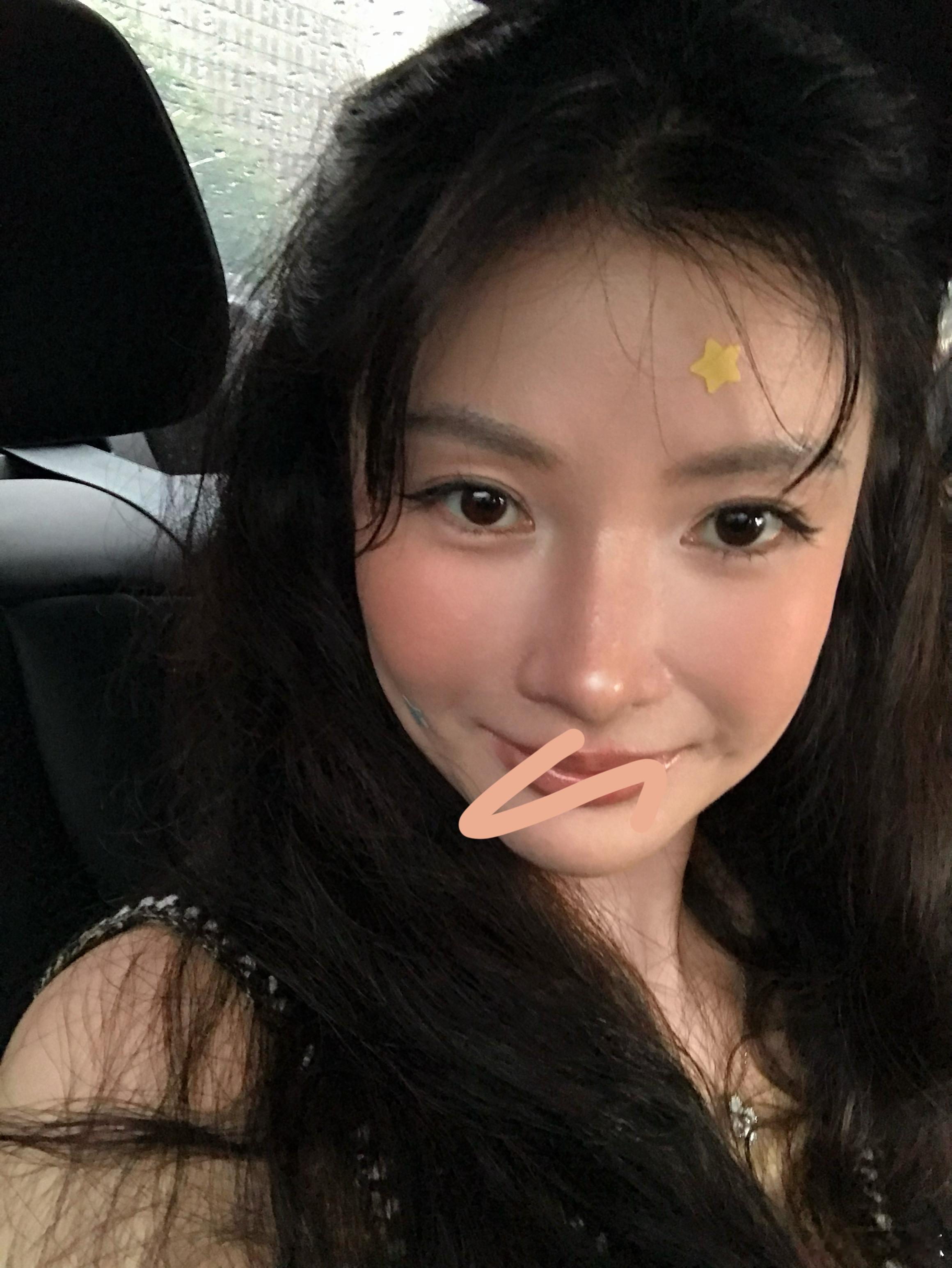 这个可爱痘痘贴是芙清的！！！拍照自带滤镜被我自己可爱晕了还有最近喜欢用的腮红也巨