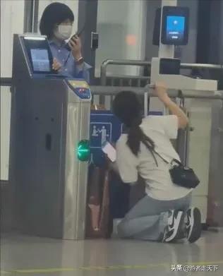 赶火车迟到，下跪求通过的女子，我在她身上看到三个需要改变的地方。
1，迟到之后无