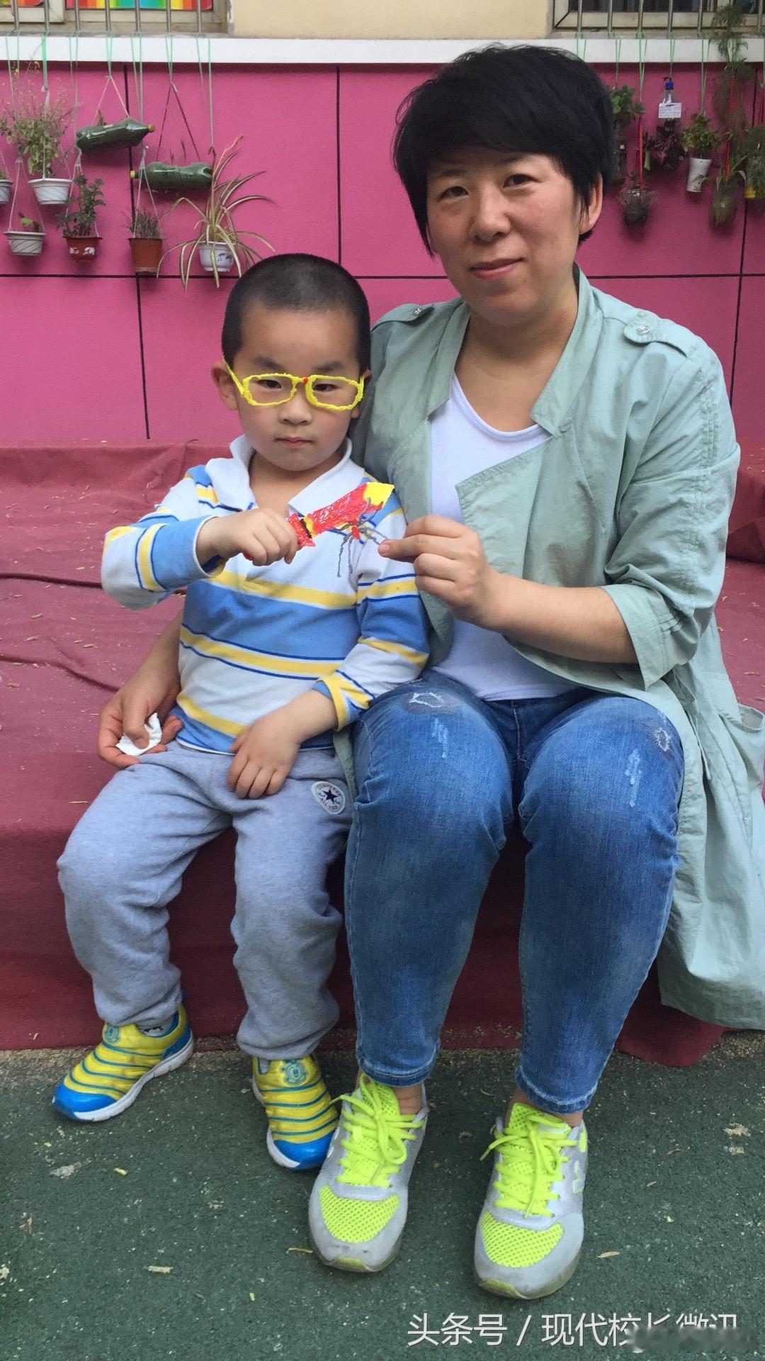 幼儿园母亲节活动唯一爸爸亮了吵翻！有人说“爸爸凑什么热闹”，更多人怒赞：最该感恩