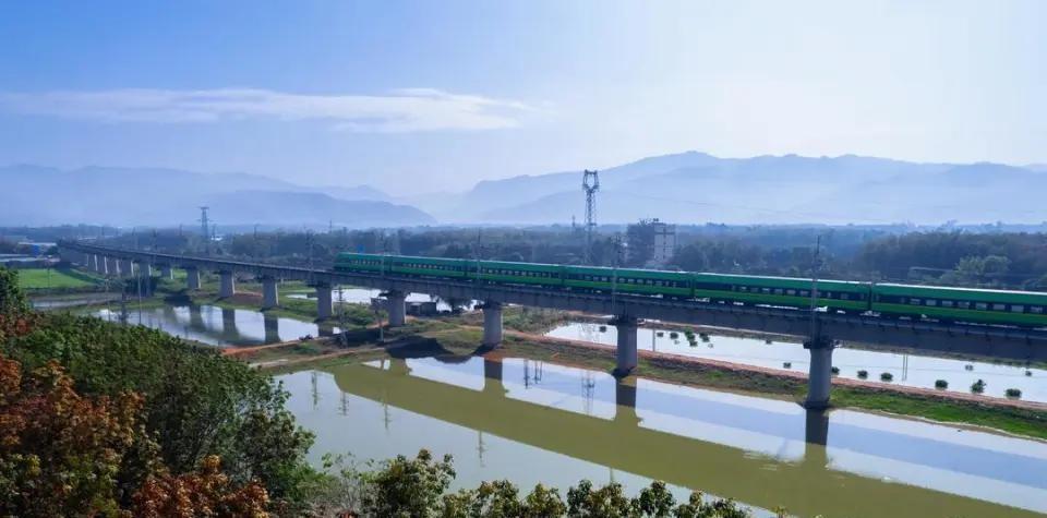 2014年中国企业首次参与美洲高铁竞标，墨西哥城至克雷塔罗高铁项目以300亿元预