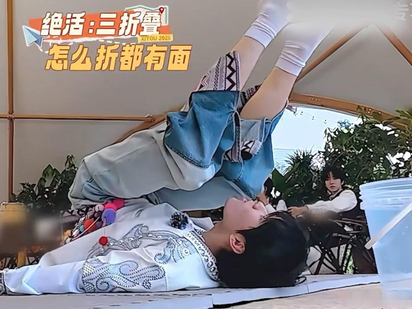 张真源张真源用脸接鞋 别人的综艺感是学来的，他的综艺感是拿命换来的！看着那一下重