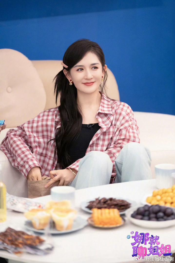 谢娜和张小婉约会好欢乐谢娜：今天和有趣的小婉约会聊天，我俩一直哈哈哈哈哈哈哈哈哈