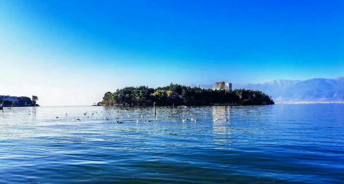 抬眼是苍山，低首是洱海，这里是双廊…… 
