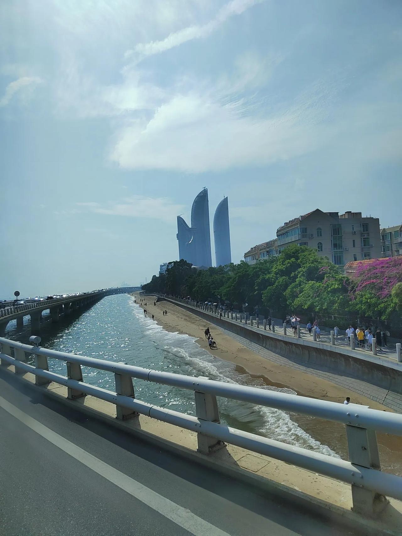 当看不清职业发展方向时怎么办?当看不清职业方向时就把当下的工作坚持下去，长期主义