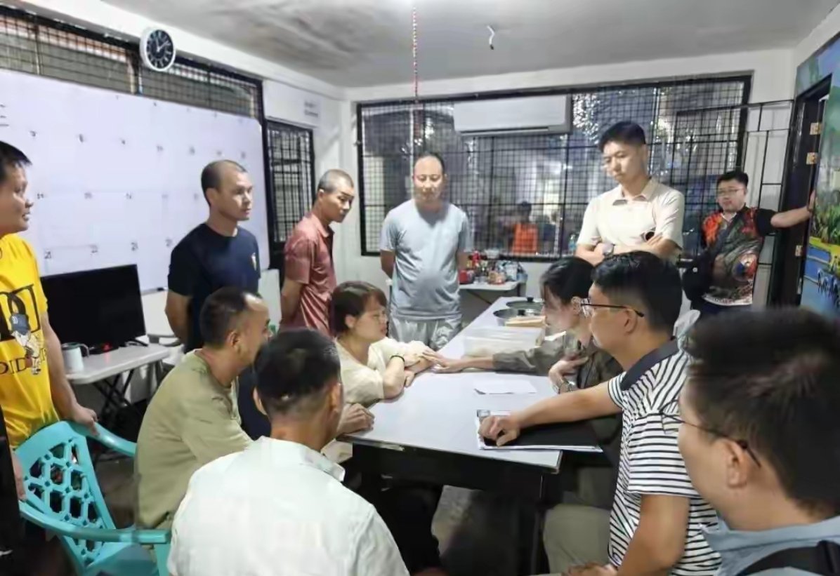 5月28日晚，64名被菲方羁押的中国公民获释。 