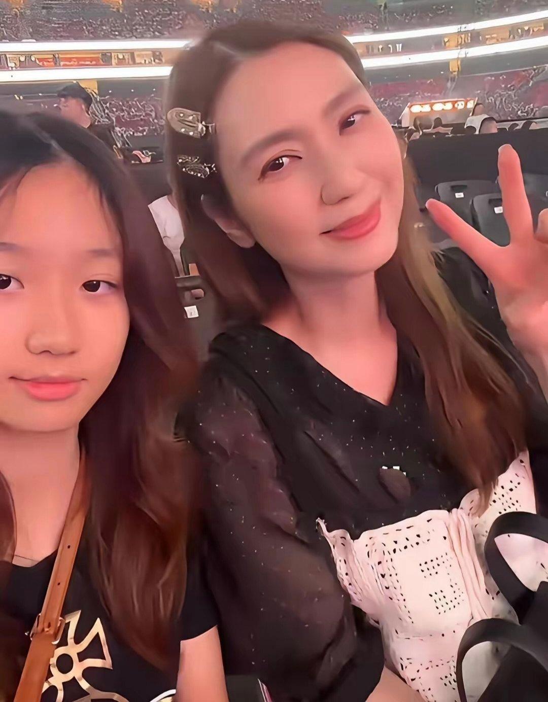 洪欣带着1女儿彤彤看偶像宋雨琦演唱会，满足女儿的偶像梦。近镜头下自拍的洪欣真的苍