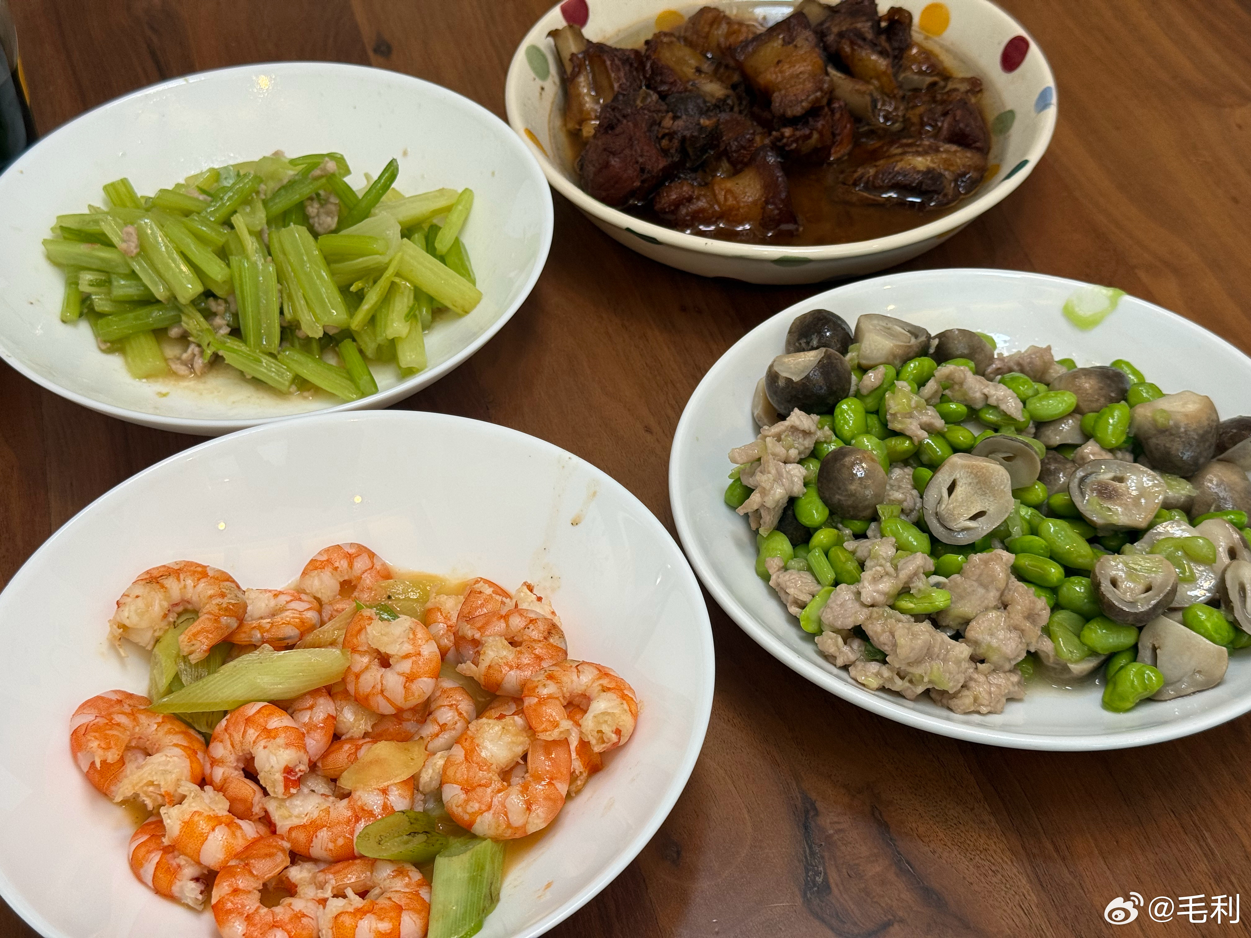 早上出去一圈下午一点到家我爸问我吃饭没我说，吃了点面包他：那我给你做点，很快的2