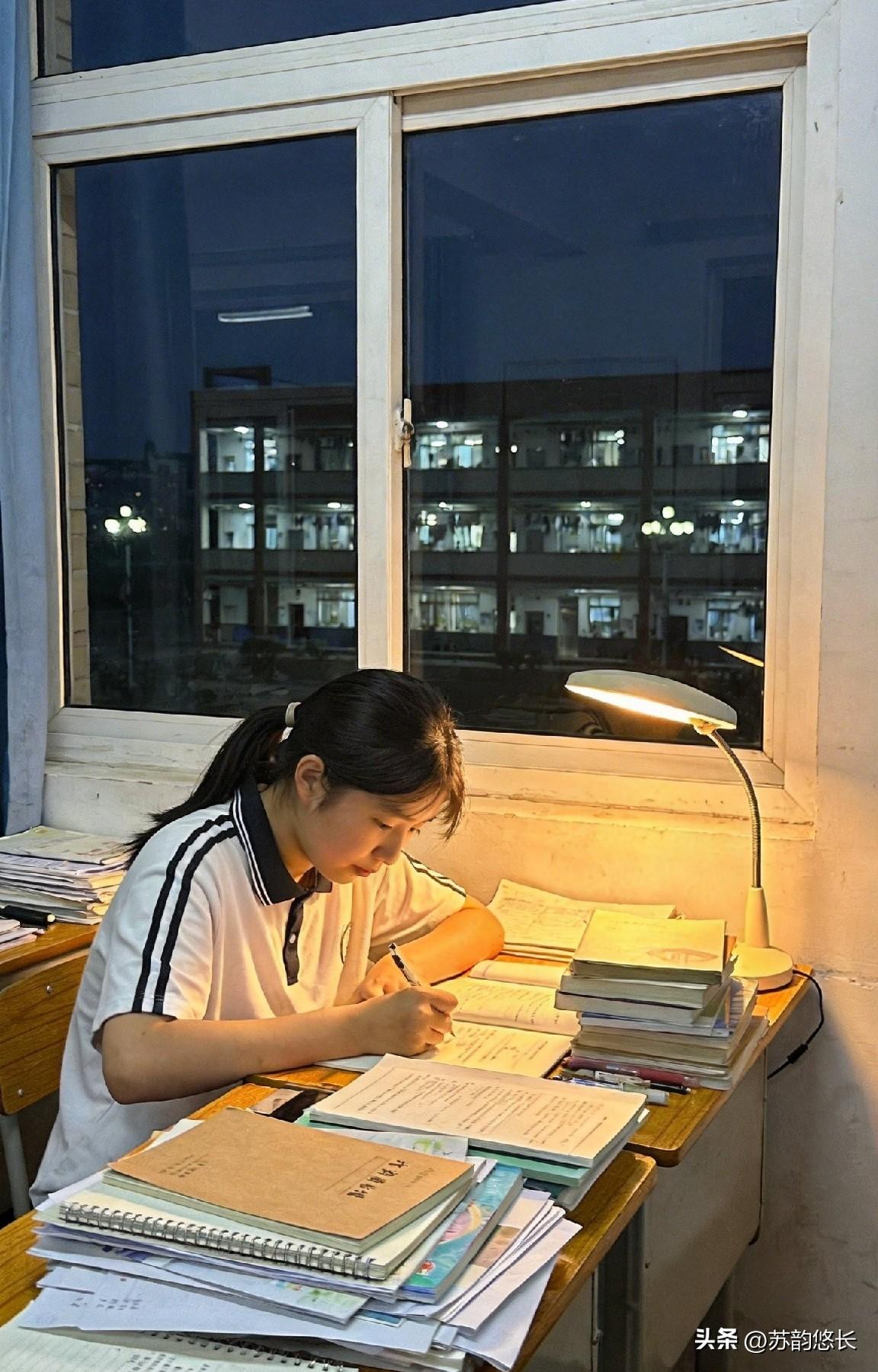 上了高中你才会发现：
1、普通家庭的孩子，只要你稍微用点心思学，不用补课，本科没