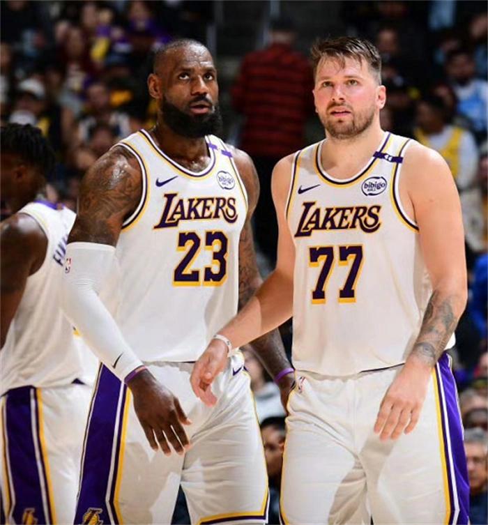 联盟中跟詹姆斯最搭的球员其实是库里，库里有神准的三分球和跑位，还有灵动的突破。詹