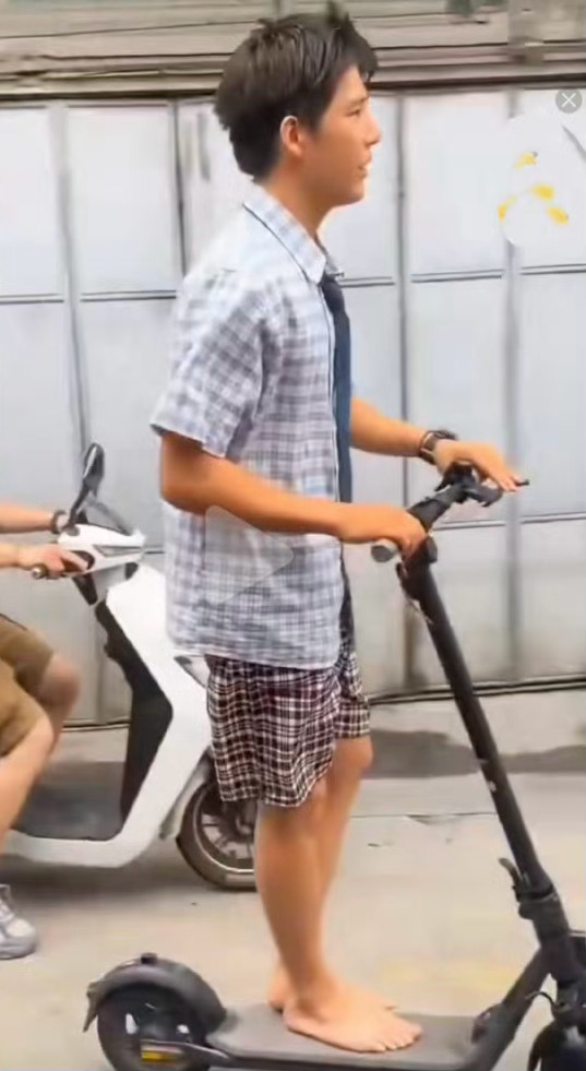 王安宇做回江浙沪潮男了广东老王哥骑一路电动滑板车到微博电影之夜红毯做回江浙沪潮男