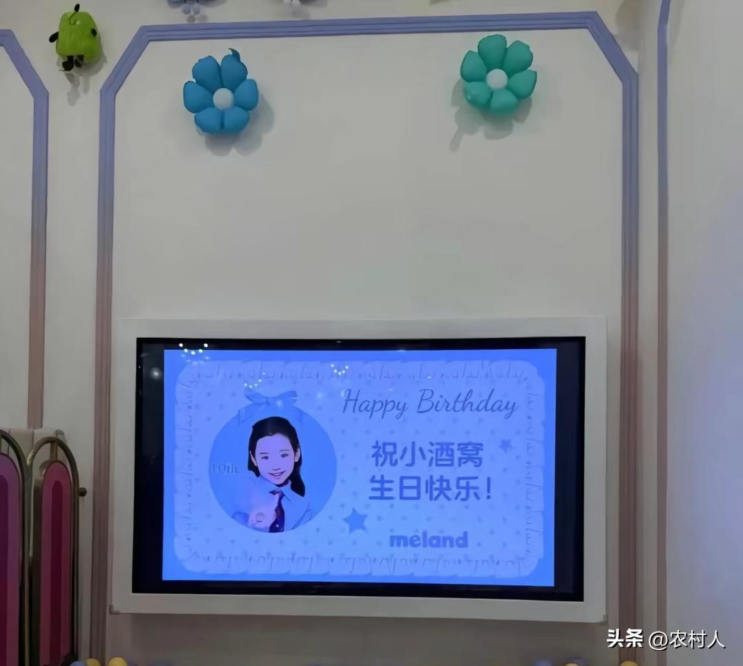 今天是董璇女儿小酒窝的生日，特意把李小璐请来一块和女儿过生日。这待遇真是太好了，