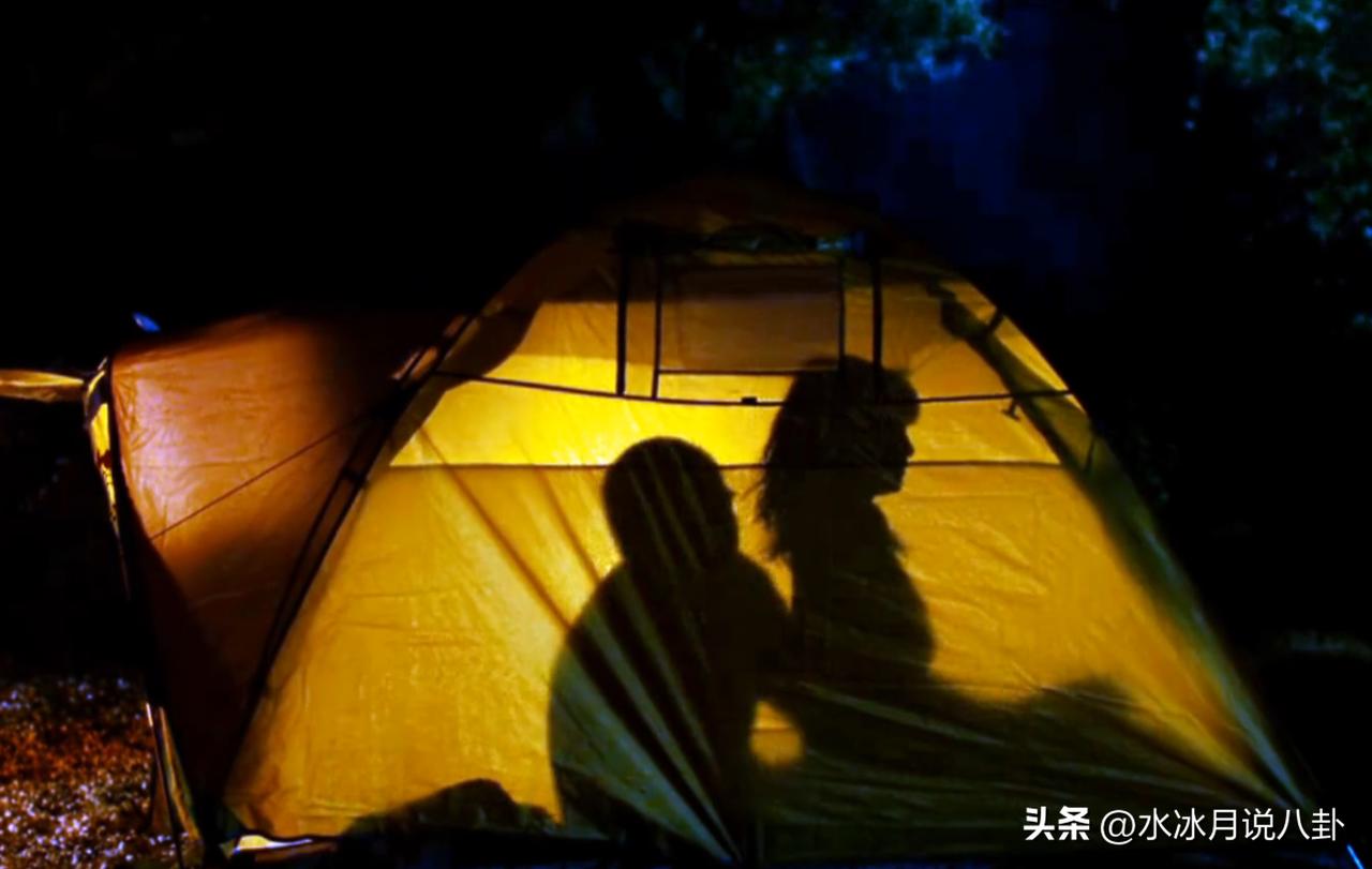 李小冉克制着怒气说：“我跟方中信拍《一夜未了情》的时候，那个导演很不专业，临时突