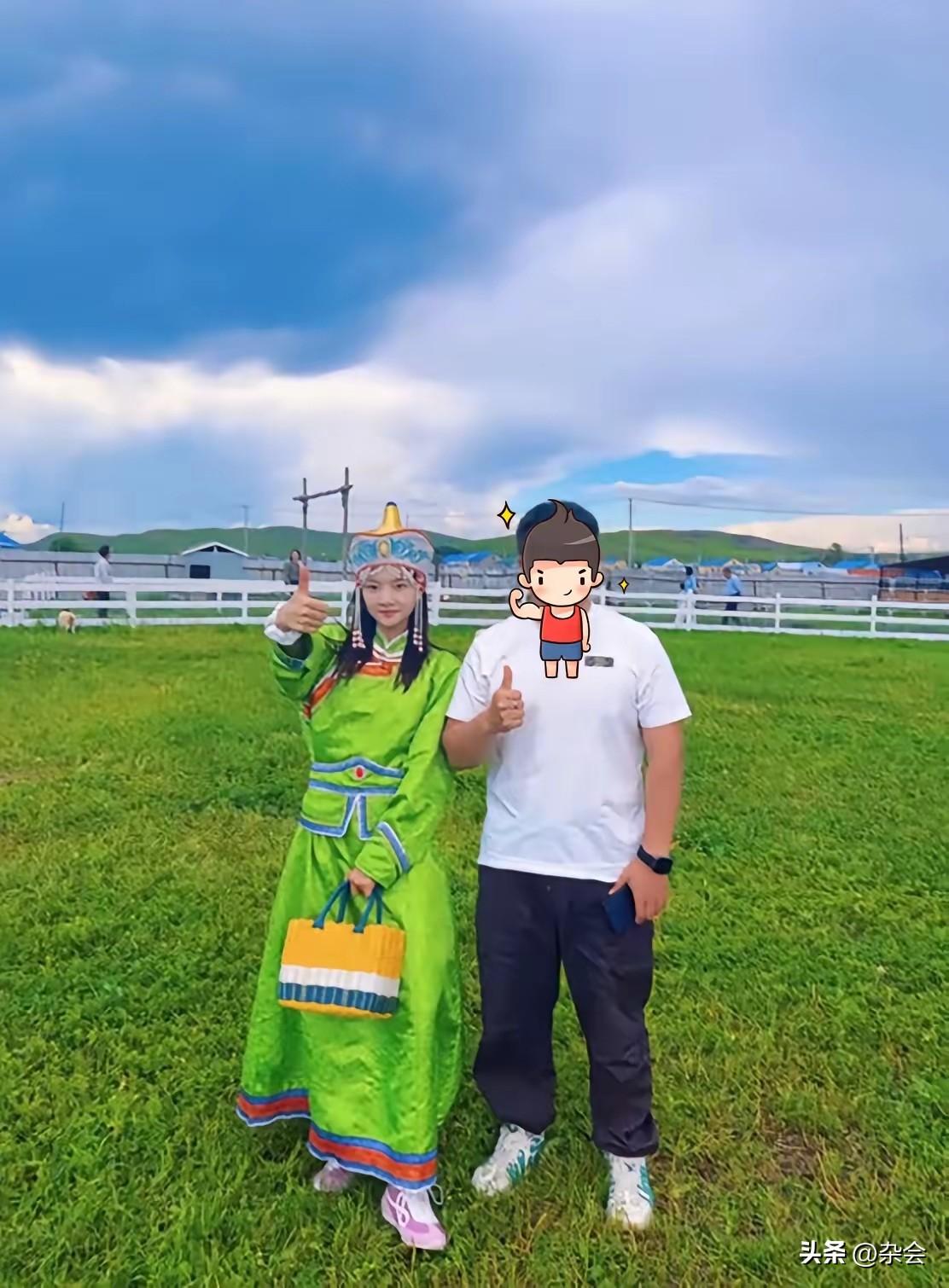 内蒙古偶遇任敏，这状态也太绝了吧！
  穿着民族服饰皮肤白到发光，满满的胶原蛋白