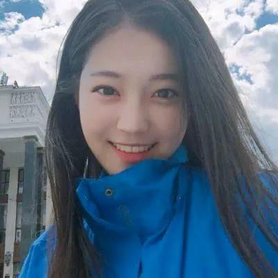 阳光明媚的午后，元气满满的我与蓝天白云相伴！🌞😊