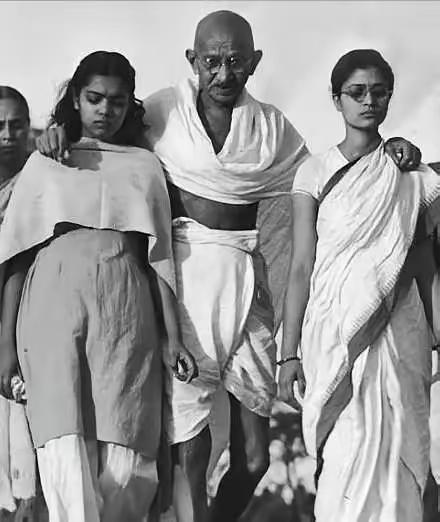 甘地一直被视为印度的“圣雄”，但他晚年的行为却让人跌破眼镜。为弥补早年遗憾，他立