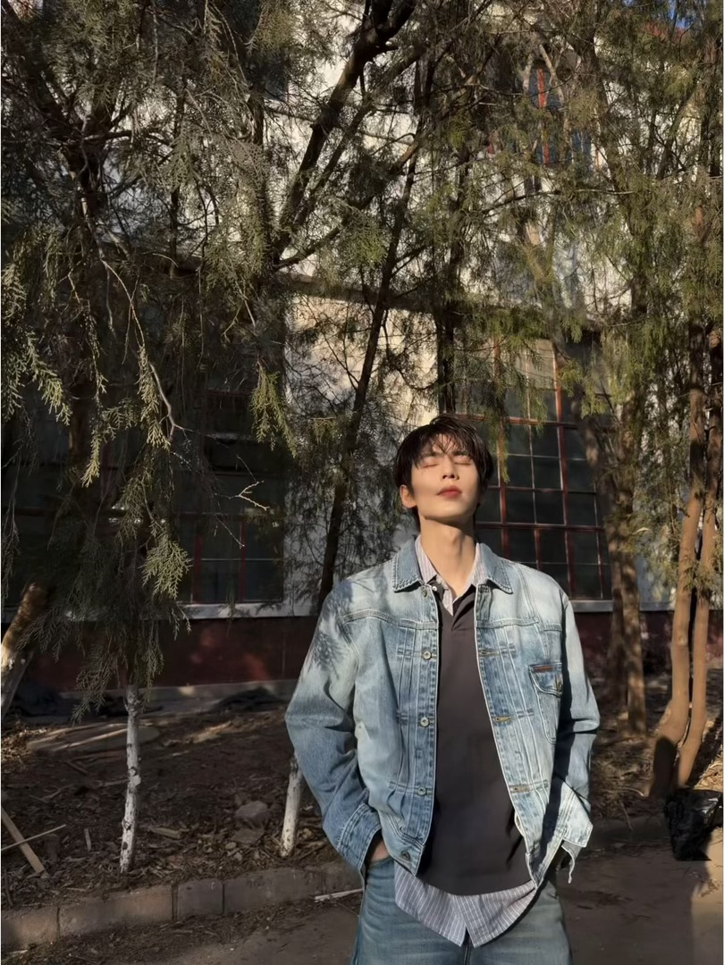 张凌赫男大自拍春日光影，树影斑驳，好青春好男大啊！纯纯校园男主既视感！ 