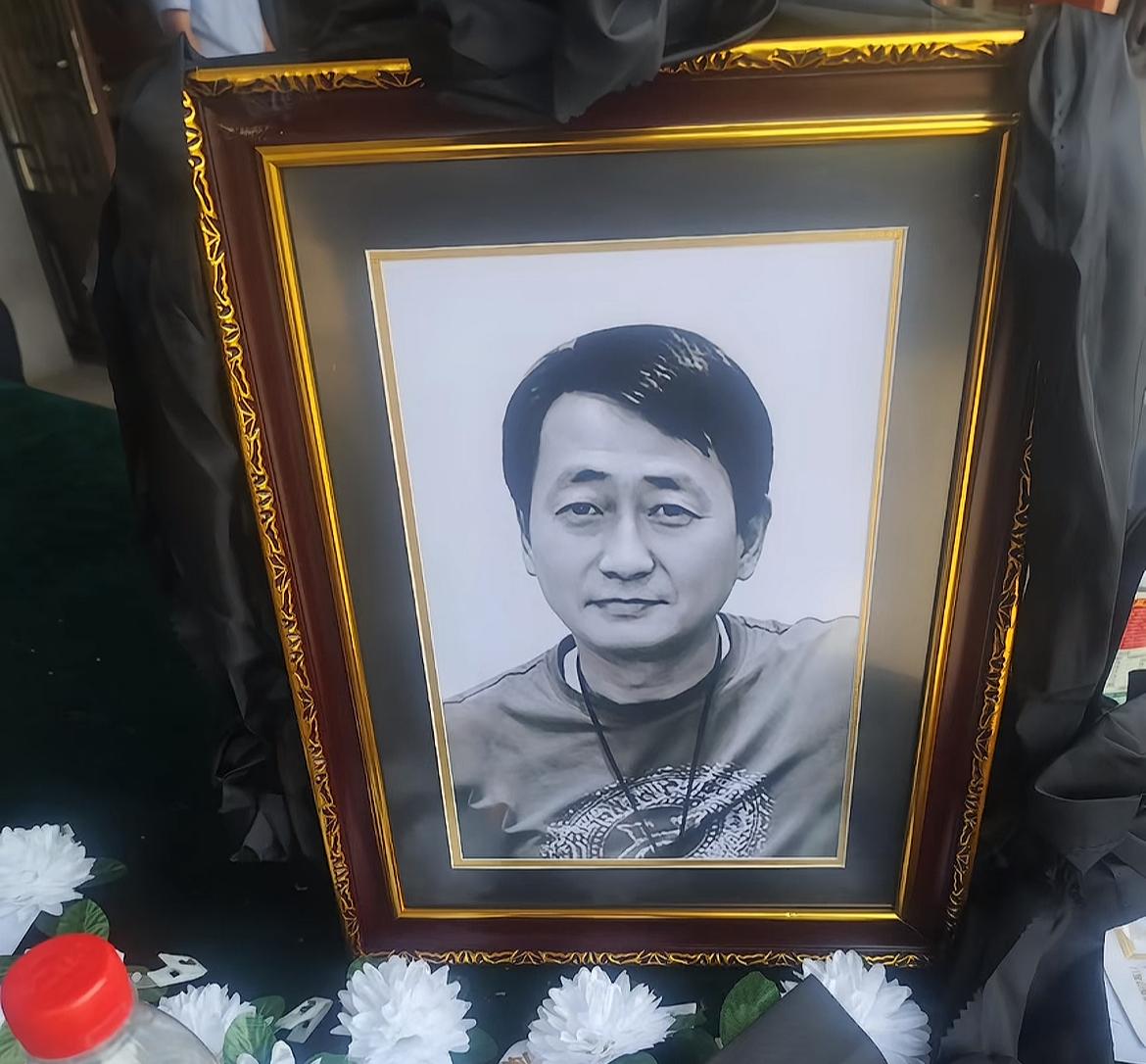 北京老炮“宏伟”追悼会，瞎宝庆这笑容是不是太过分了！
早前，有着南城大哥之称的“