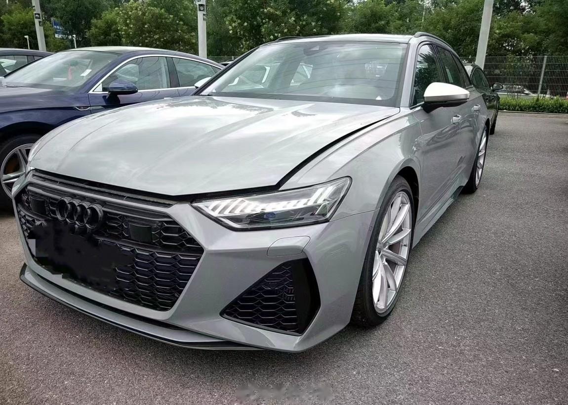 奥迪 RS6 4.0T Avant 灰外/黑内 提车不到一个月，上个月刚上牌还只