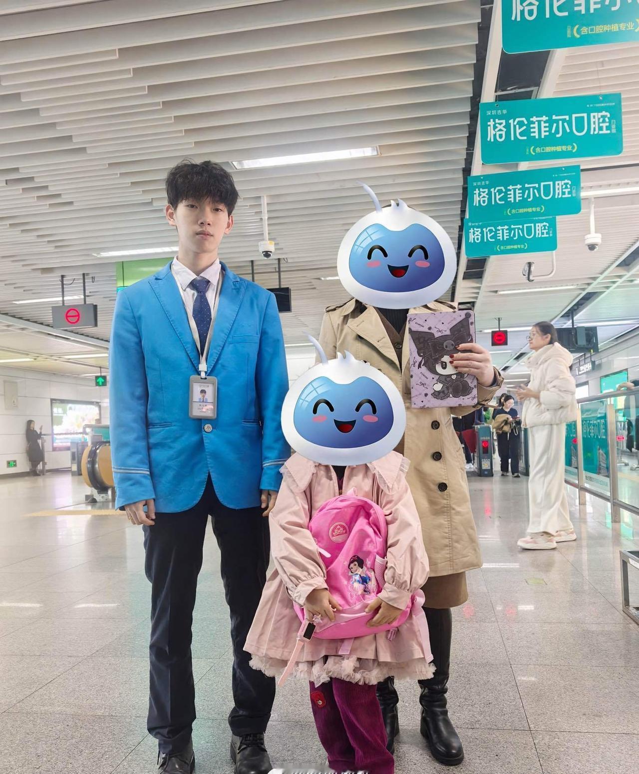 暖心寻回！近日，深圳地铁3号线翠竹站工作人员帮助乘客找回遗失的书包等物品。乘客拿