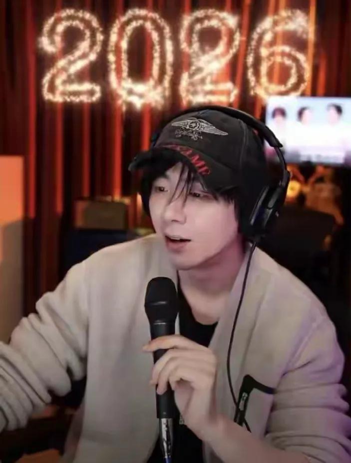 刘宇宁的直播，真是难得见的活人感。
面对粉丝群体，涂上bb霜，居然不开美颜。
一