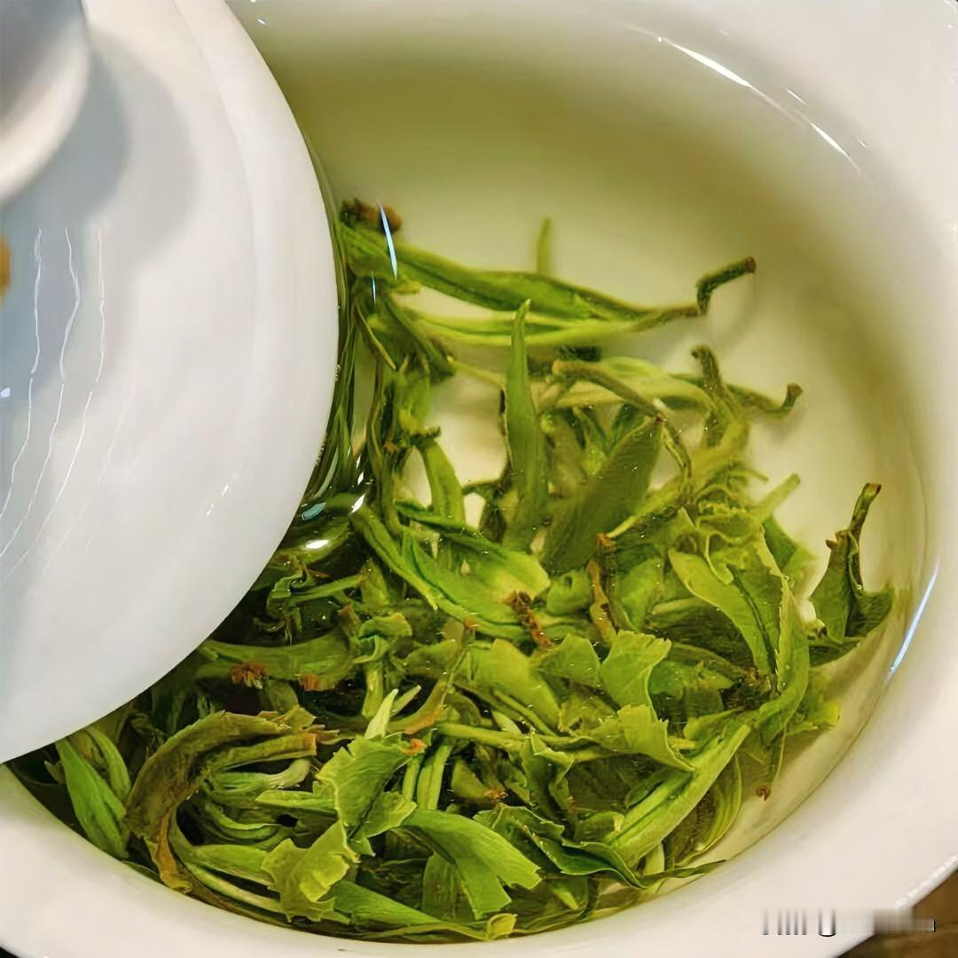 《茶心琢玉·青玉案体》
碧瓯轻啜见真章，烟袅袅、水光漾。初遇唯惊色艳妆。沸波千转