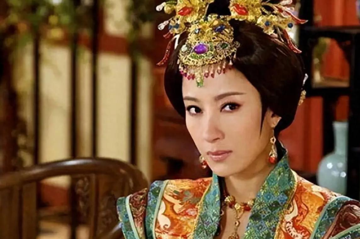 1462年，15岁的太子朱见深正在洗澡时，从小照顾他的乳娘进来加水，朱见深见状，