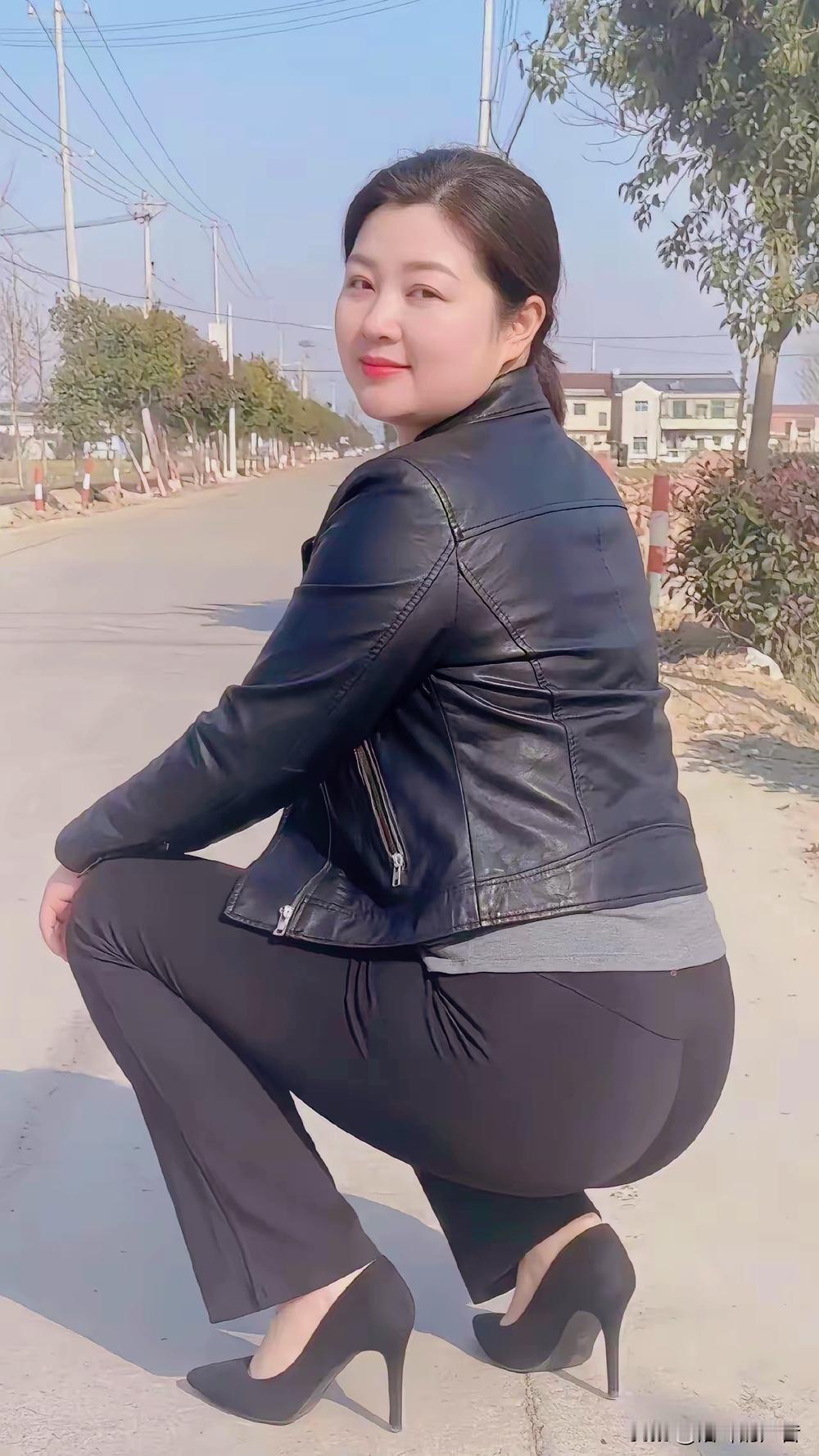 县公交车上，
发生的这桩小事，
暗藏着三方立场的拉扯。
一位八旬老奶奶不熟悉站牌