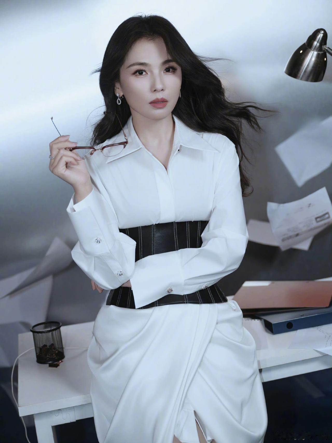 晒图笔记大赛成熟秘书刘涛穿搭写真