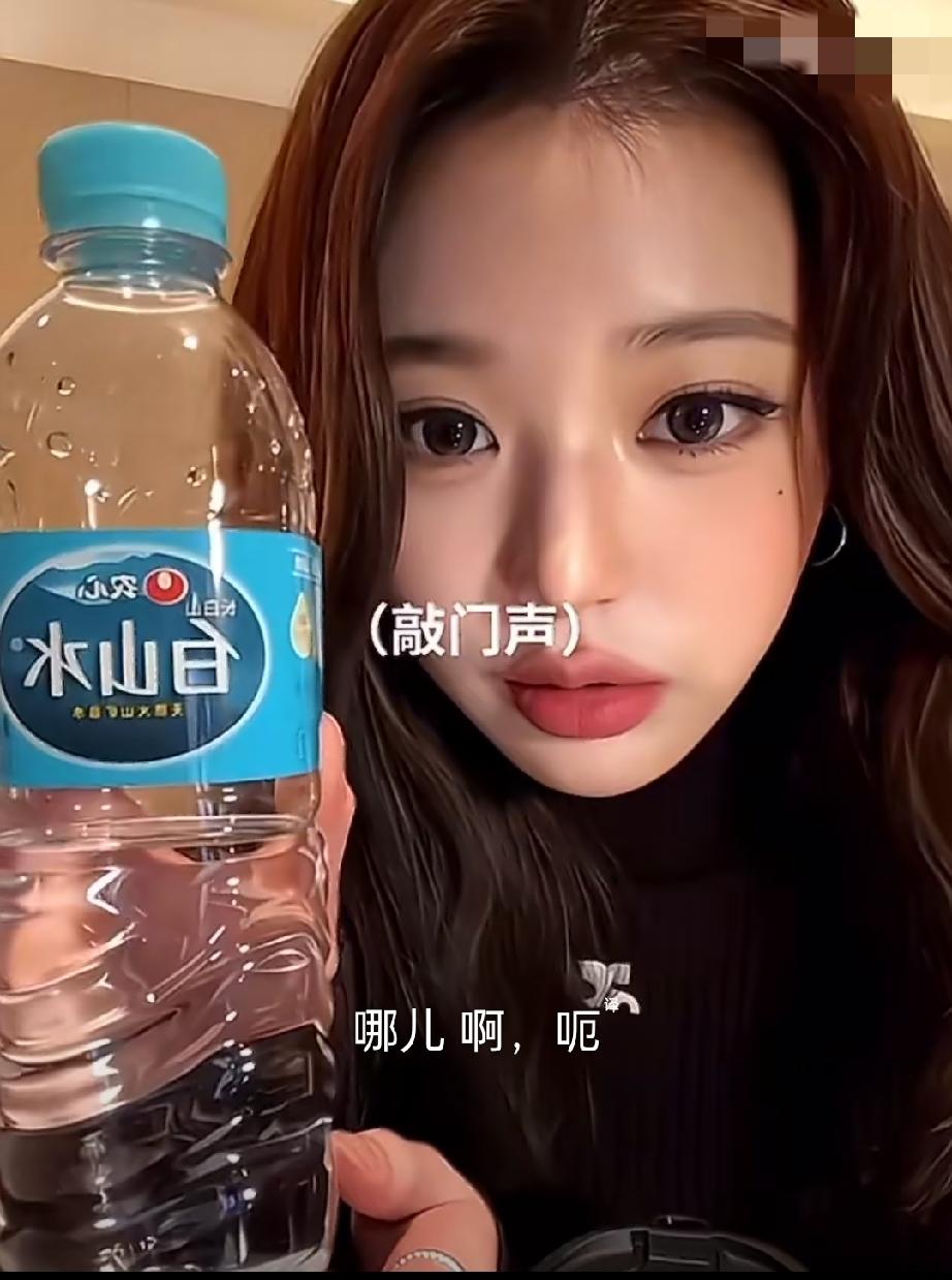韩国女星张元英在中国直播时听到酒店敲门声，用中文回了句“等一下”（外卖），结果被
