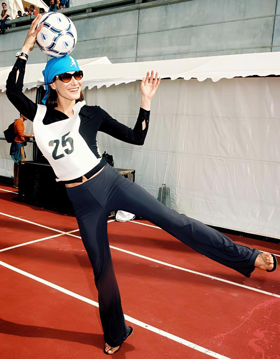 运动女孩活力满满，头戴蓝帽，脚踩凉鞋，享受阳光下的快乐时光！🌞🏃‍♀️🏐