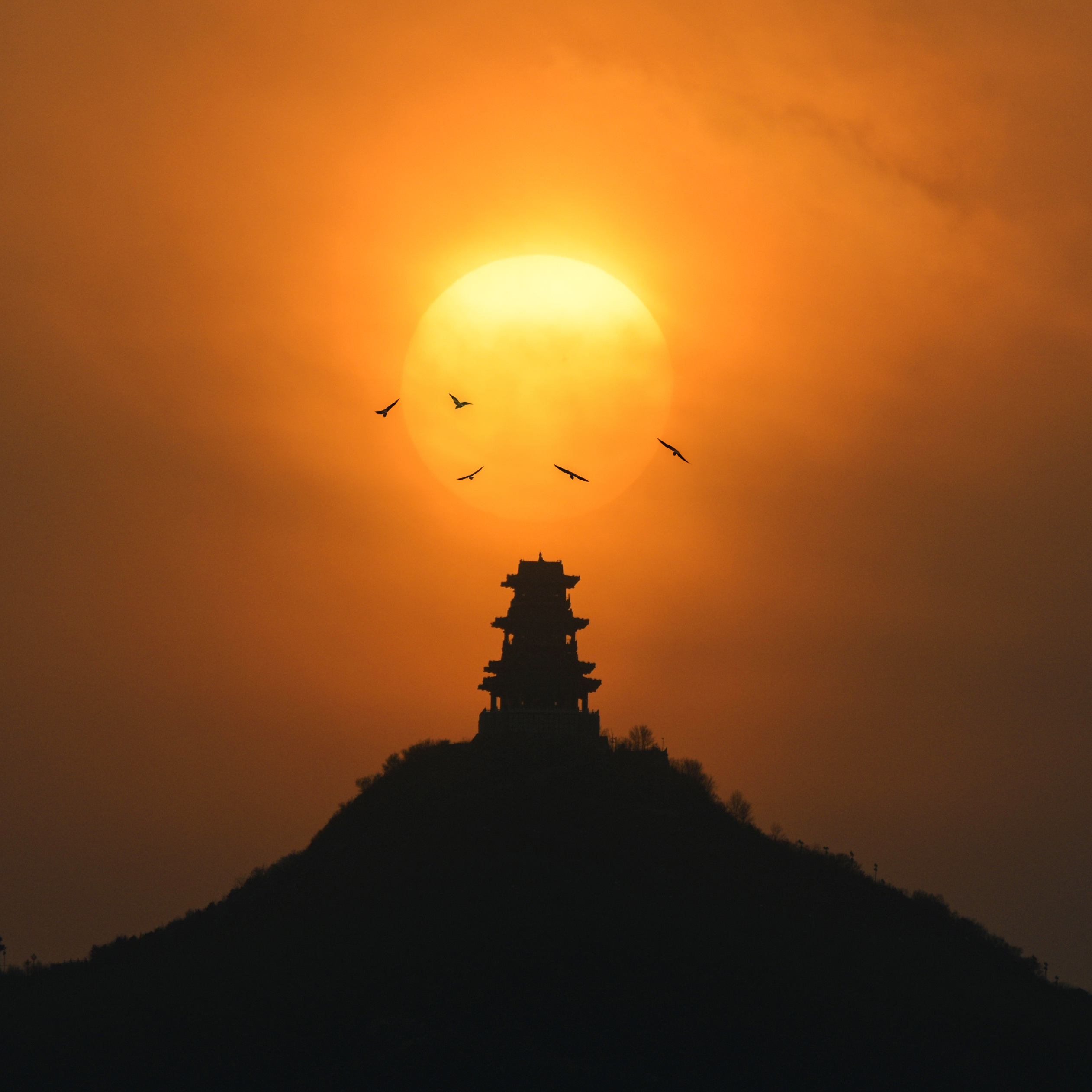 雾霾下的夕阳，一天中最后的希望。京西，定都阁，悬日。尼康D850，80-400镜