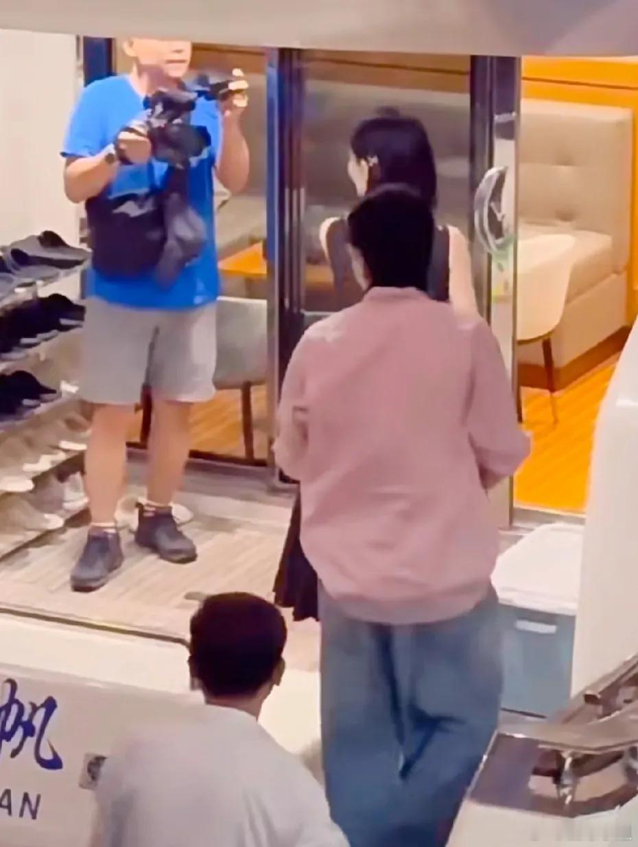 #张杰谢娜游艇约会#旁边还有摄影机，估计是在录制什么节目吧～～想想谢娜最近的动态