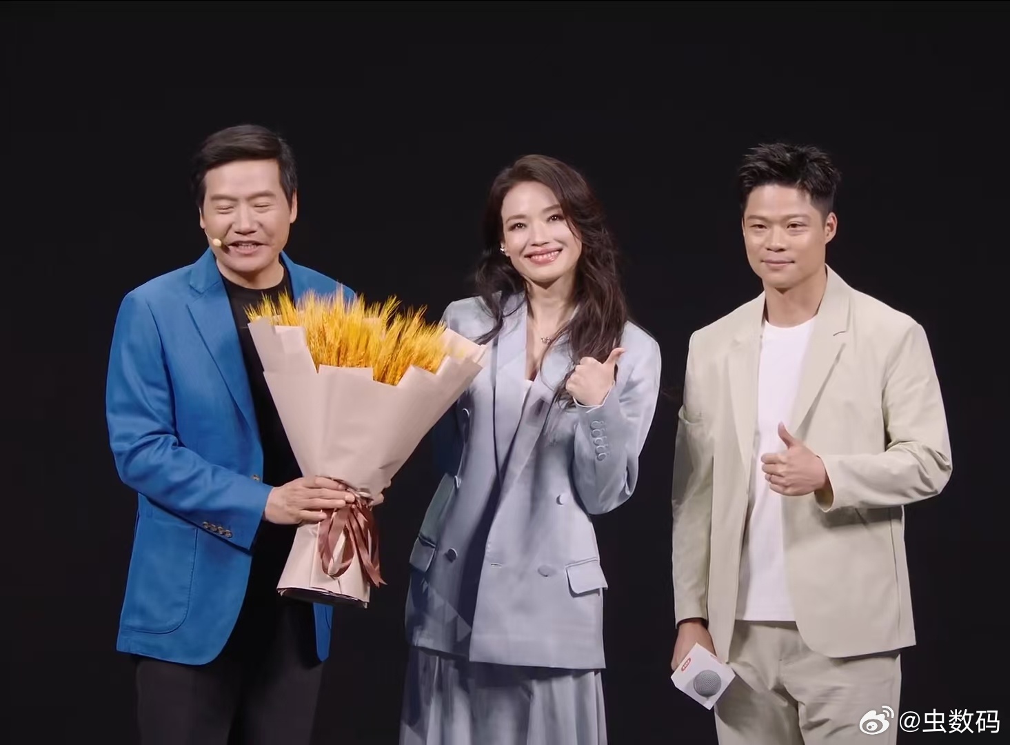 好羡慕在发布会现场的，很遗憾，由于工作，没时间去北京。和舒淇和苏炳添一起：祝新一