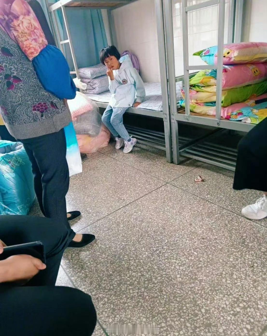 网友发的照片，由于“并村、并校”，娃娃上一年级就要住校。家长刚走，小朋友就哭了。