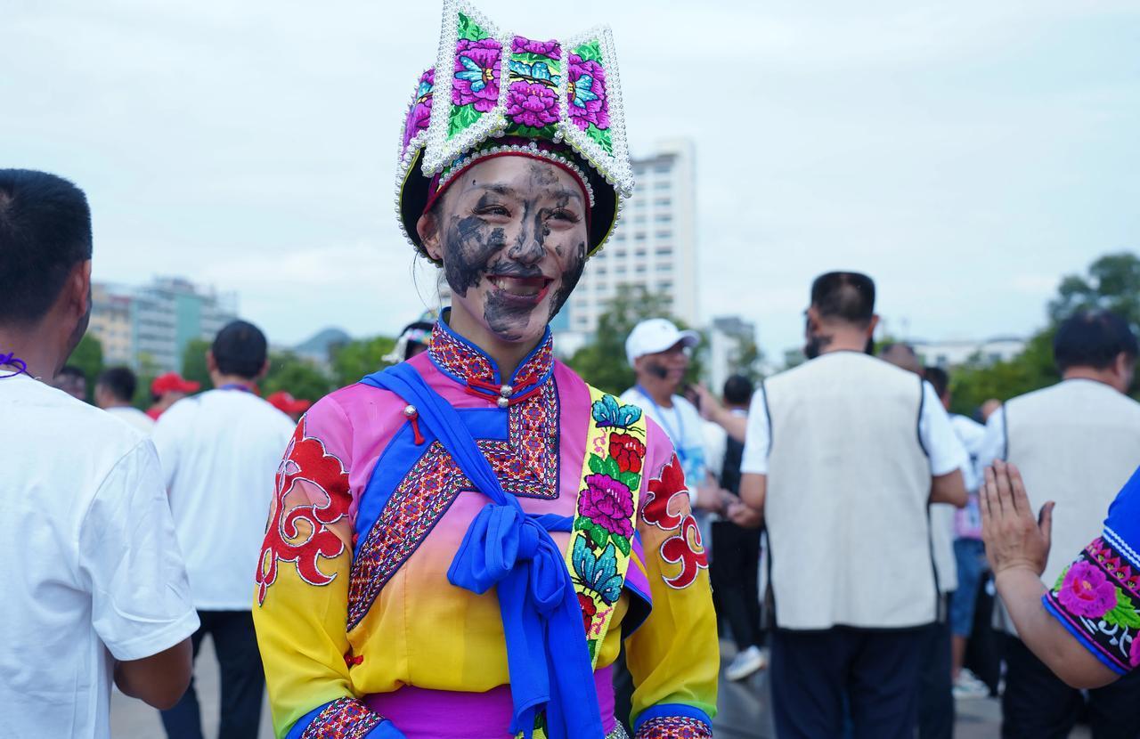 【普者黑花脸节，越抹越黑，越黑越美，越黑越幸福】
云南丘北，7月18日启幕的普者