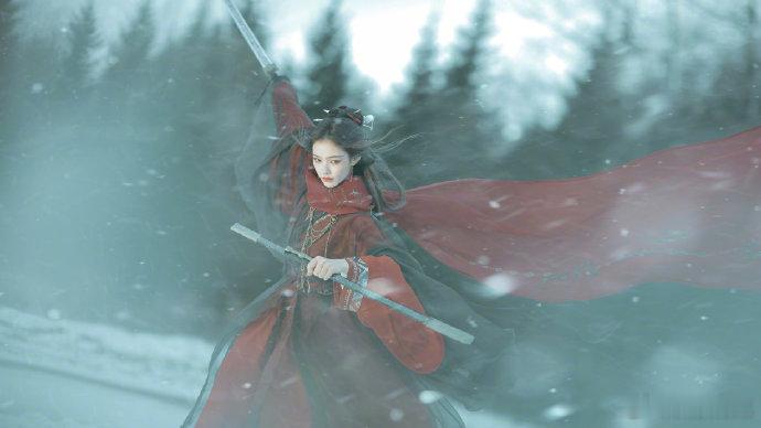 林允一帧脑补出一部武侠文  一袭红衣，一把油纸伞，林允在雪地中的身影，瞬间让人联