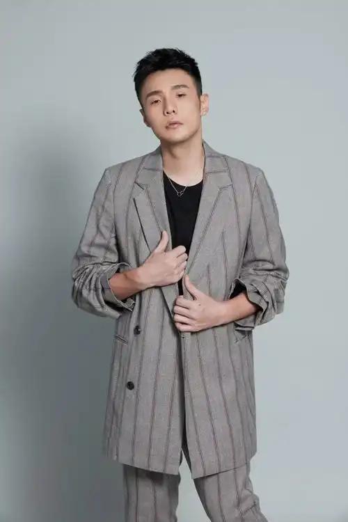 2026年4月中旬，呼和浩特万象城迎来了一位特别的“嘉宾”——巨型李荣浩公仔。这