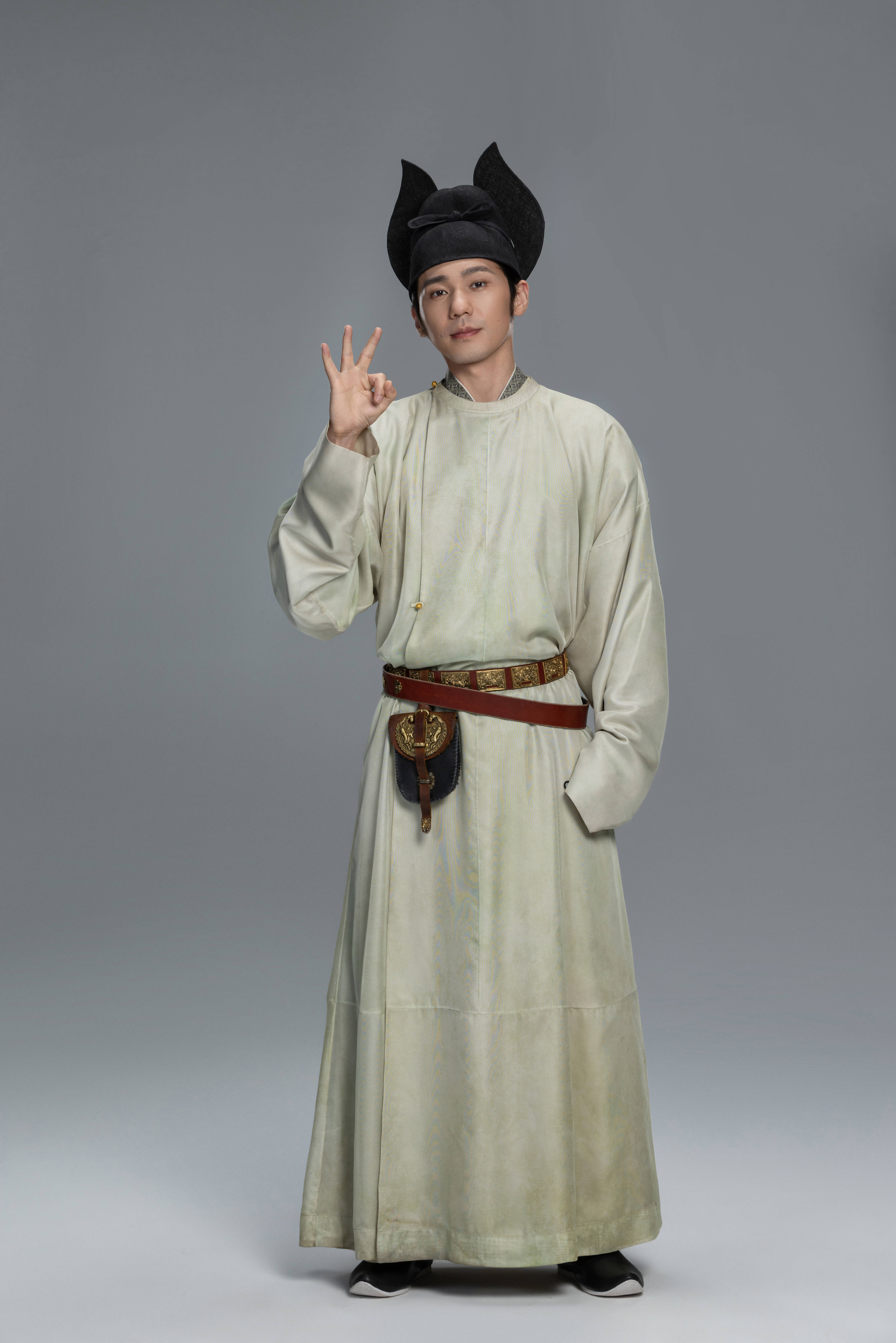 白宇  这个小九真的好像一个小手办哦！萌晕我了白宇太平年 摆一起看更萌了！！ 