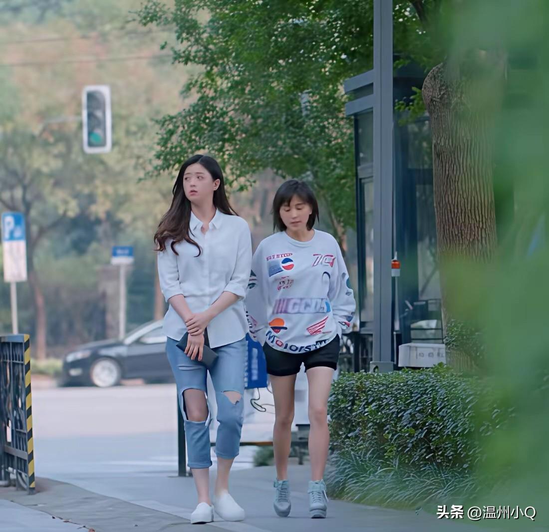 我真的要被王子文的丑鞋打败，前面看是坡跟增高鞋，后面坡跟处还挖了一截，看着像张鱼