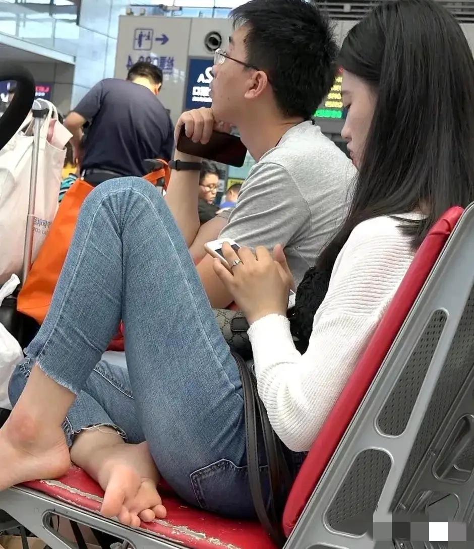 不得不说，旁边那哥们单身不是没原因的……[捂脸]